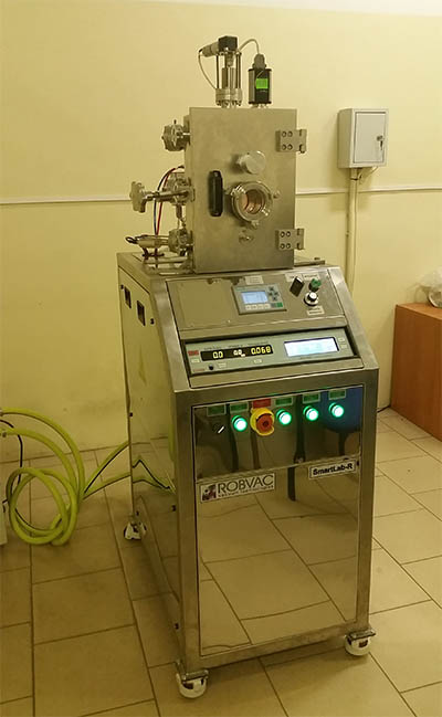 Недорогая вакуумная резистивная напылительная установка SMARTLAB-R с одним или двумя резистивными источниками, производимая нашей компанией, является оптимальным выбором для университетской лаборатории. Надёжная Функциональная наапылительная установки при недорогой цене. Напылительная установка компактна, легка в работе и обслуживании. Вакуумная лаборатораная установка резистивного напыления SmartLab-R