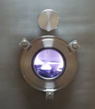 Плазма работающего магнетрона вакуумной магнетронной напылительной системы SmartLab-M1 производства РОБВАК (Россия). Плазма работающего магнетрона вакуумной магнетронной напылительной системы SmartLab-M1 производства РОБВАК (Россия).