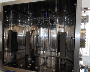 Вверху вакуумной камеры расположен фланец под ввод вращения, на котором расположен подложкодержатель: столик, барабан или планетарный механизм. 
В днище  вакуумной камеры предусмотрены отверстия диаметром 33 мм и 25.4 мм для монтажа электрофизических источников: магнетронов распыления, источника ионов.